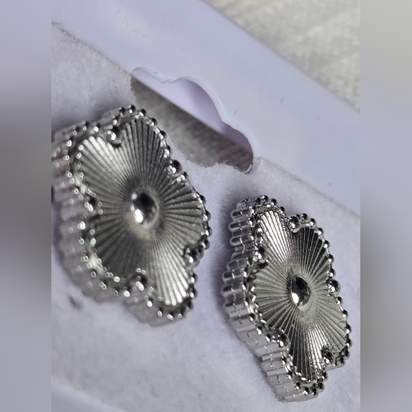 Vintage-Inspired Silver Filigree Earrings - Picture 4 of 5